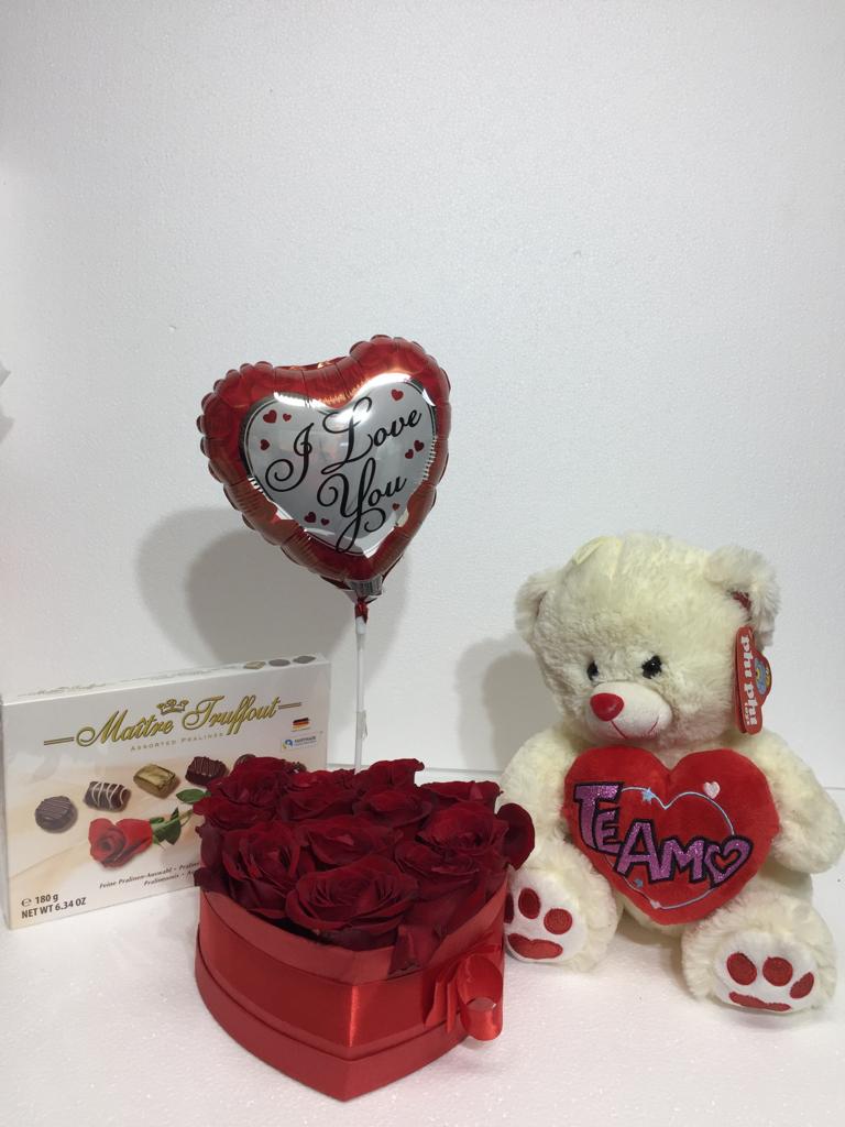Caja corazn con 12 Rosas ms Bombones 165 Grs, Peluche con corazn 30 cm y Globito